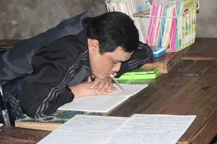 Phung Van Truong, a disabled teacher of poor students - ảnh 1